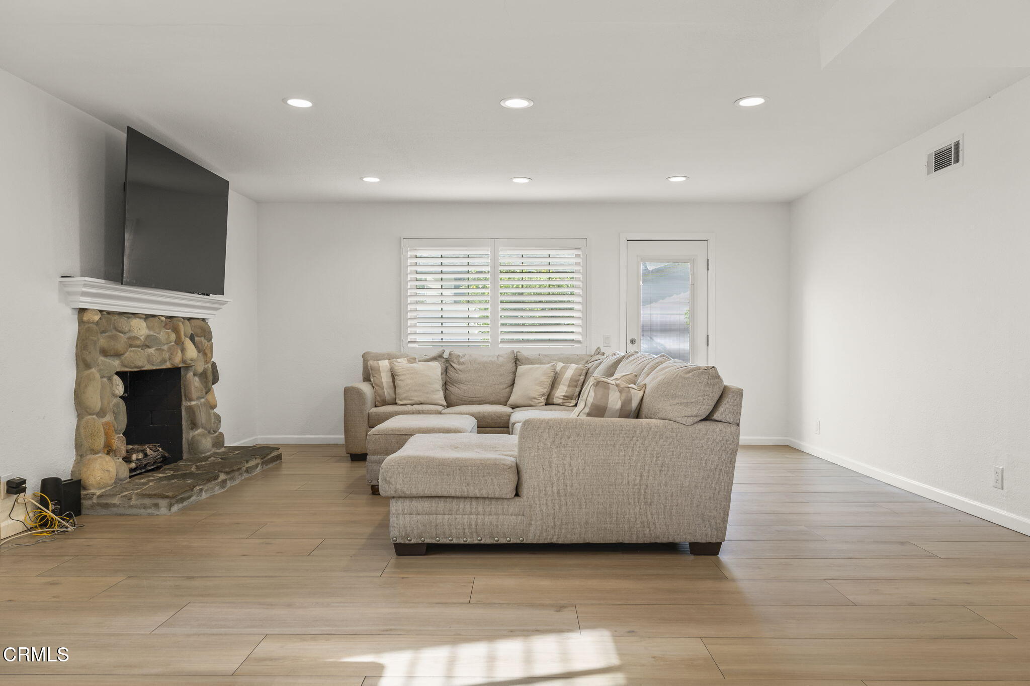 911 Elder Street Oxnard, CA 93036 - Photo 7 of 34 7-web-or-mls-UpmarketMedia-911Eld-66