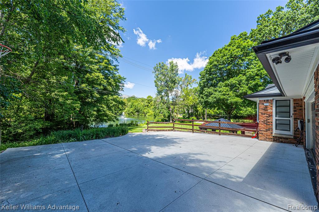 5722 Raven Road Bloomfield Hills, MI 48301 - Photo 4 of 34