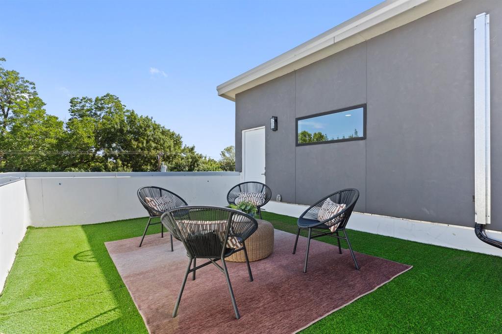 5810 Hudson Street, Unit 105 Dallas, TX 75206 - Photo 5 of 33 a backyard of a house with table and chairs