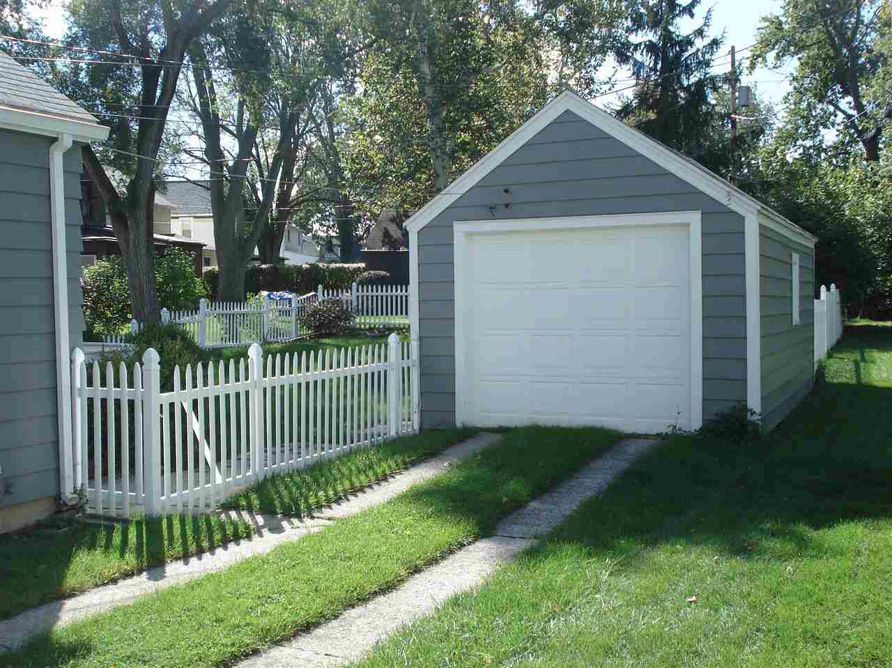 1647 Cherokee Road Fort Wayne, IN 46808 - Photo 3 of 27
