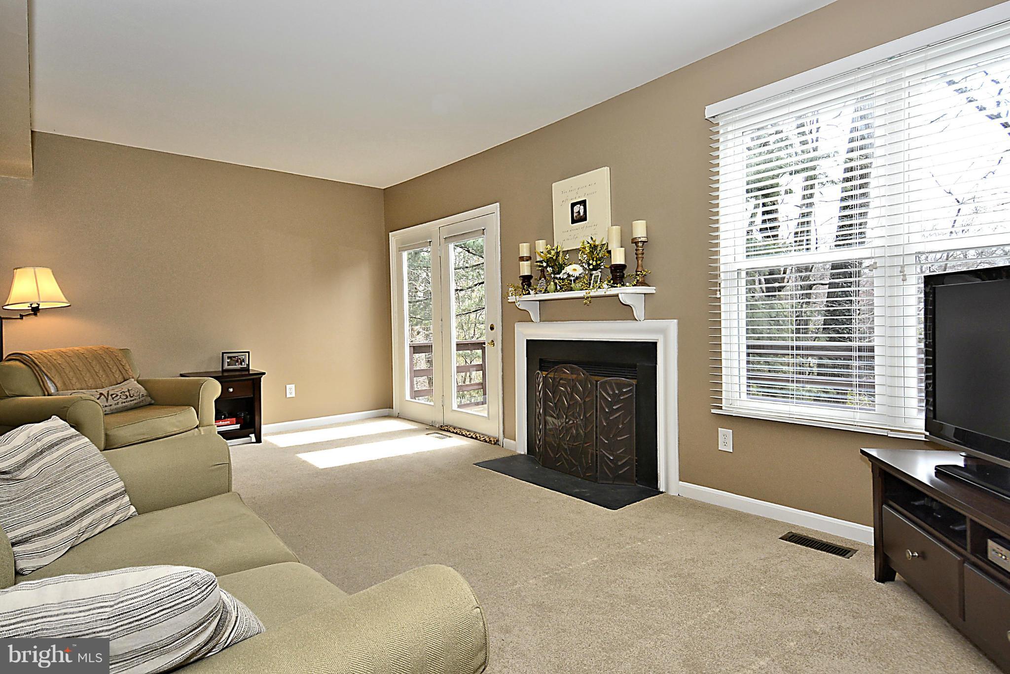63 Kinsman View Circle Silver Spring, MD 20901 - Photo 5 of 30 Living Room