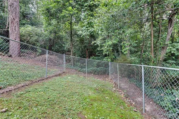 a view of a backyard