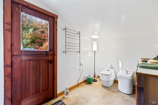 a view of a house with backyard and plants