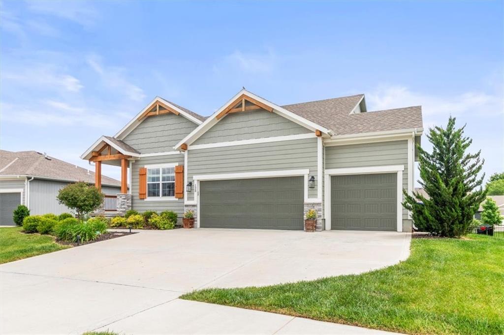 128 Southeast Briar Valley Ln  