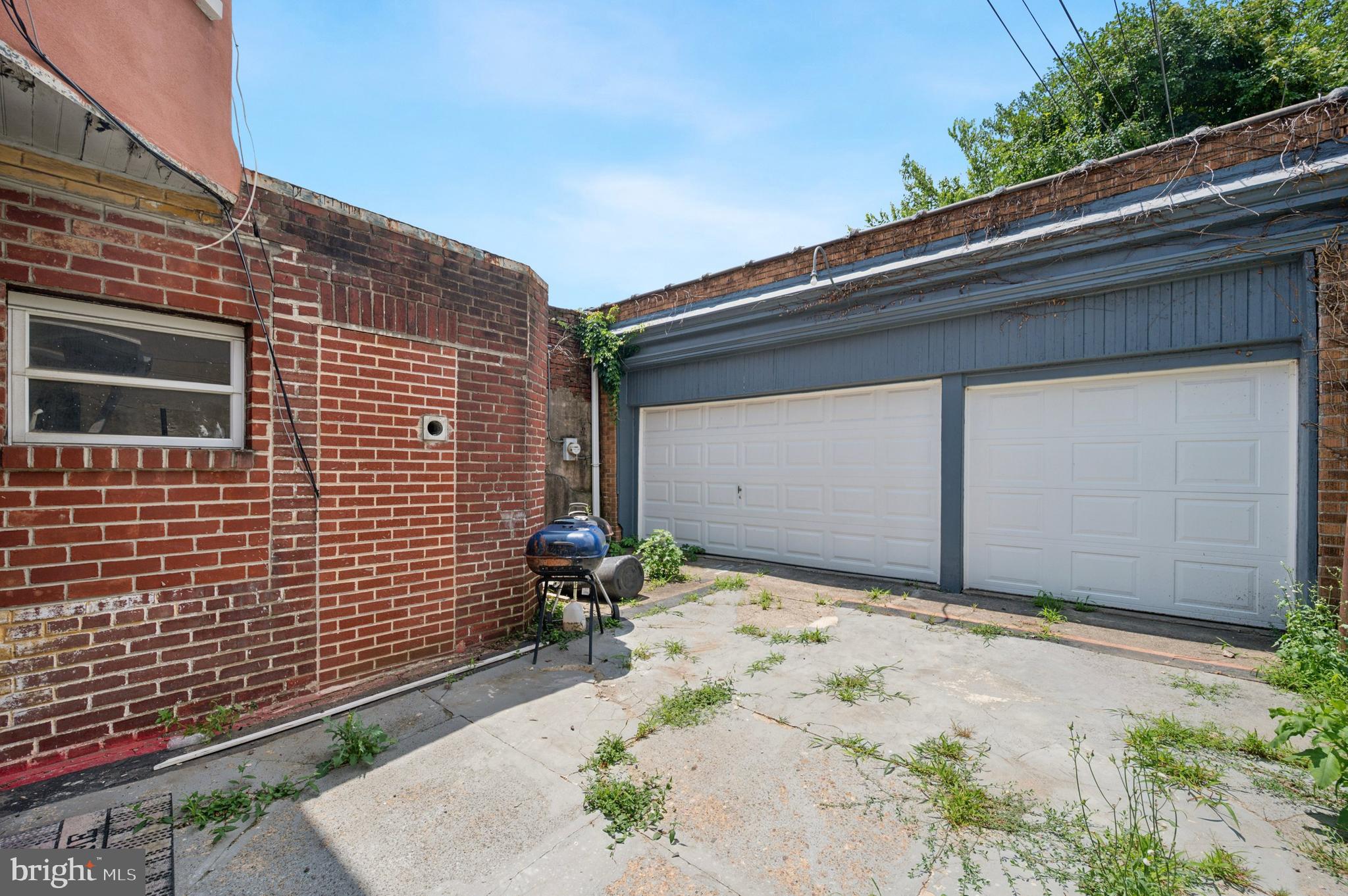 424 North 64th Street Philadelphia, PA 19151 - Photo 3 of 35 a backyard of a house
