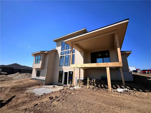 $975,900 | 517 Bentwater Drive, Raymore, MO 64083