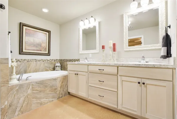 en empty room with windows and ceiling fan