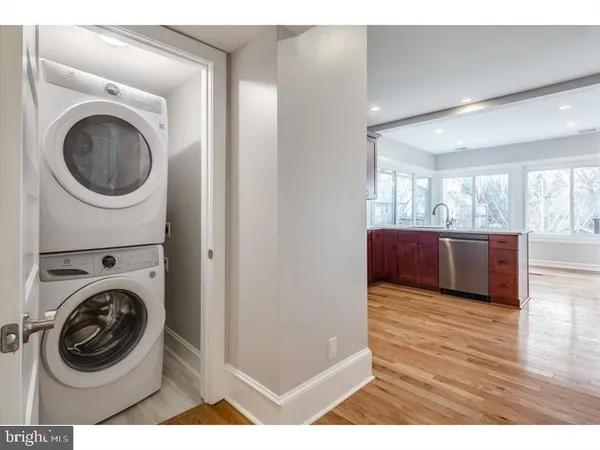 a view of a bedroom with washer and dryer