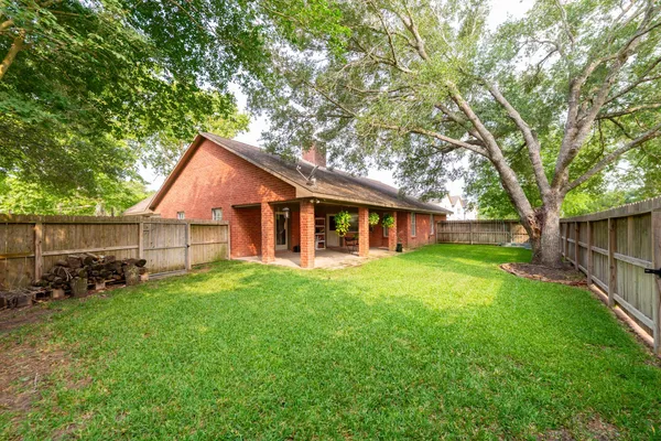 a view of a house with backyard and garden