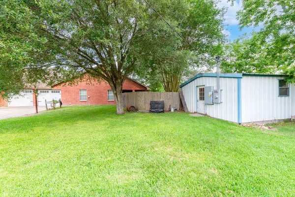a view of a house with backyard and garden