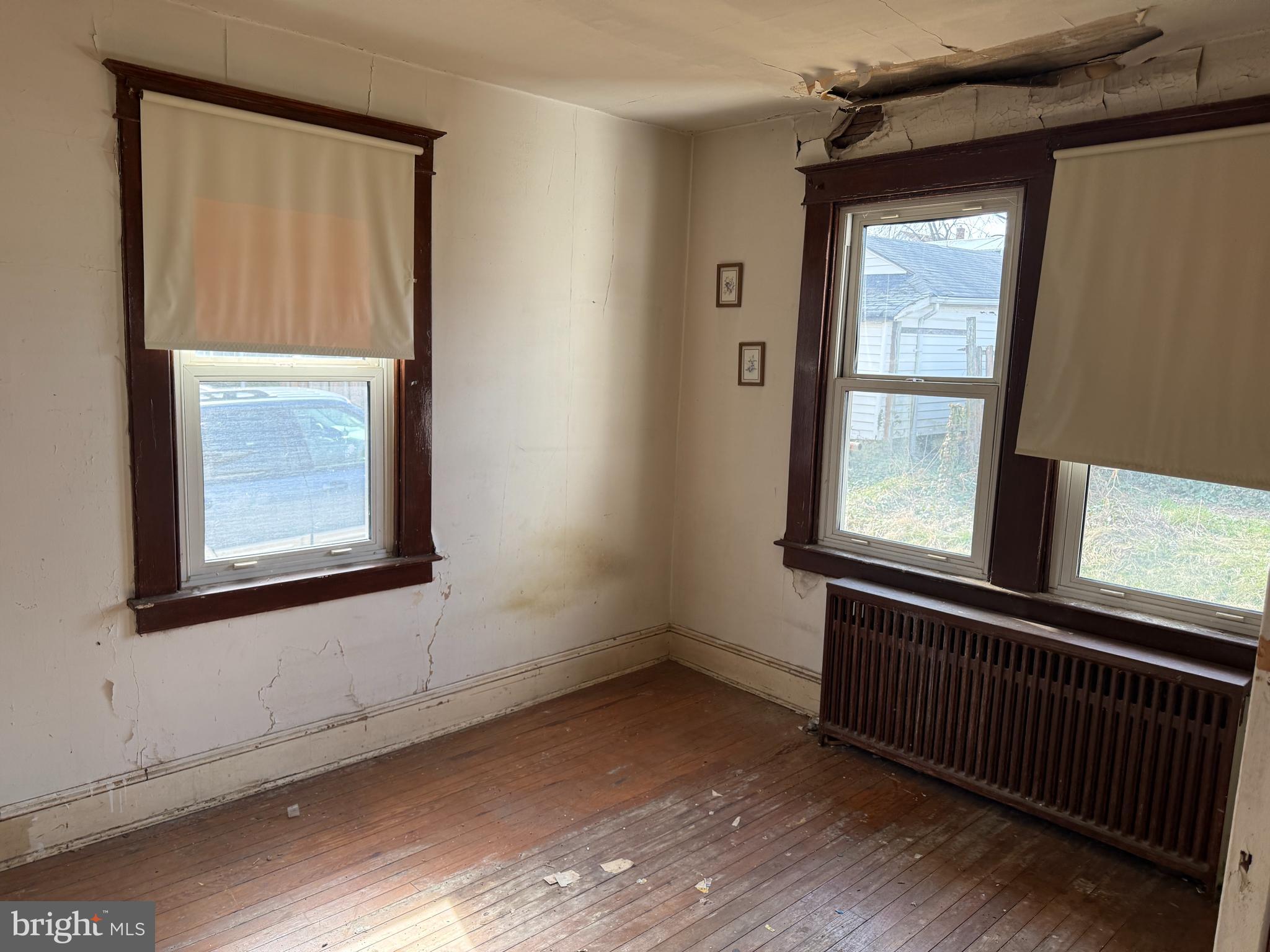 900 North Point Road Baltimore, MD 21224 - Photo 4 of 12 an empty room with windows