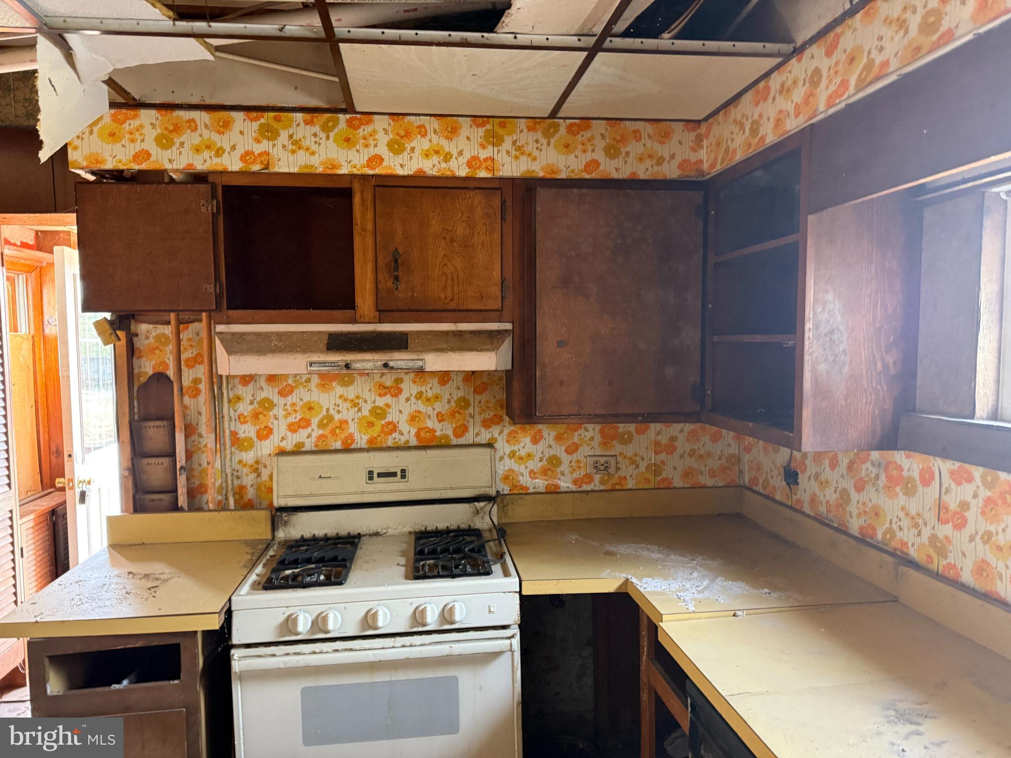 900 North Point Road Baltimore, MD 21224 - Photo 8 of 12 a kitchen with a stove and a microwave