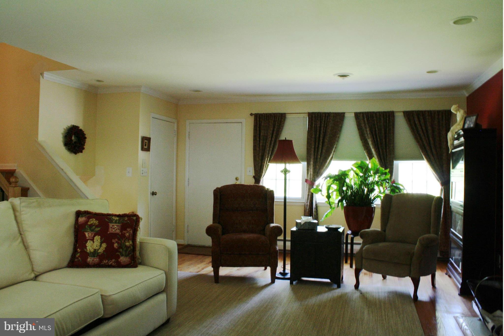 815 Shelley Road Baltimore, MD 21286 - Photo 9 of 30 Living Room