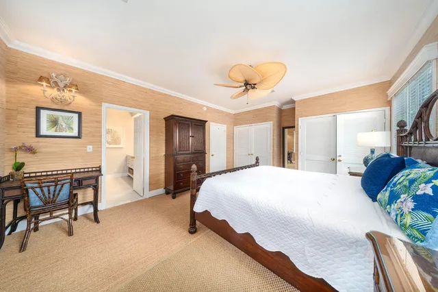 a view of a livingroom with washer and dryer