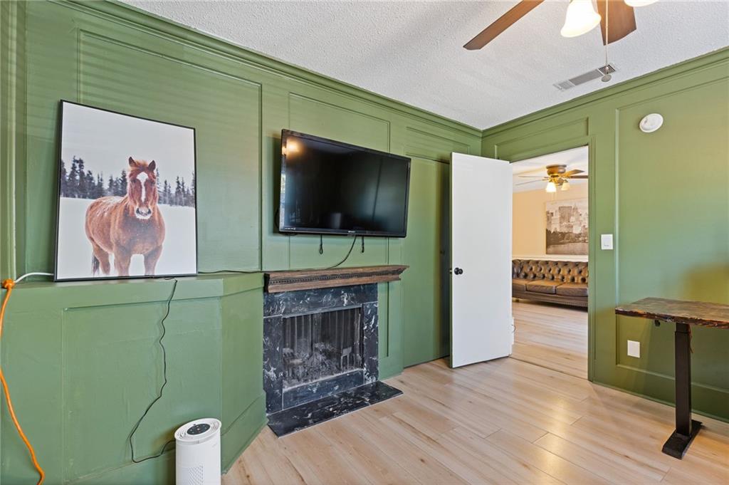 6851 Roswell Road, Unit N9 Atlanta, GA 30328 - Photo 7 of 16 a living room with furniture and a flat screen tv