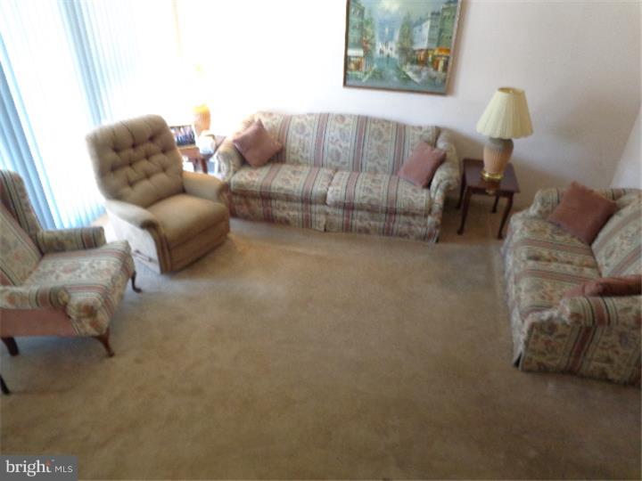 4207 Greenmount Road Philadelphia, PA 19154 - Photo 3 of 25 Living Room