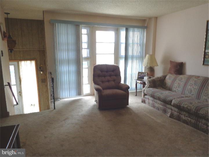 4207 Greenmount Road Philadelphia, PA 19154 - Photo 5 of 25 Living Room