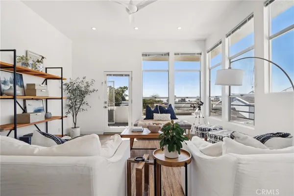 $2,399,999 | 647 1st Place, Hermosa Beach, CA 90254