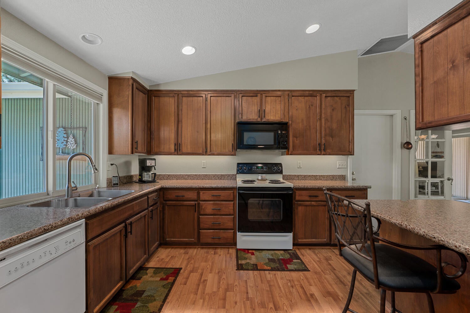 20434 Mainline Road Bend, OR 97702 - Photo 15 of 46 15