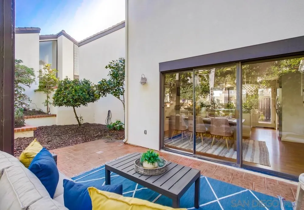 141 Sea Cliff Way Del Mar, CA 92014 - Photo 17 of 65 a living room with furniture and a potted plant