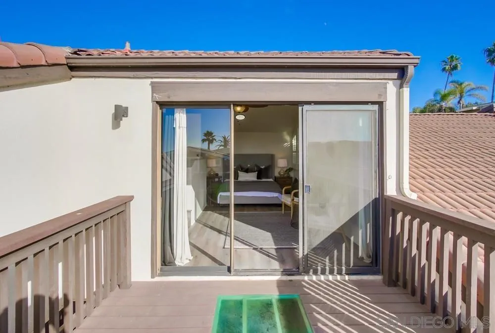 141 Sea Cliff Way Del Mar, CA 92014 - Photo 39 of 65 a view of living room and front door