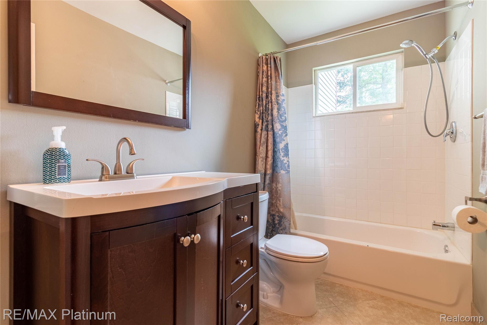 1500 Remsing Street Hartland, MI 48353 - Photo 17 of 39 21.Bathroom