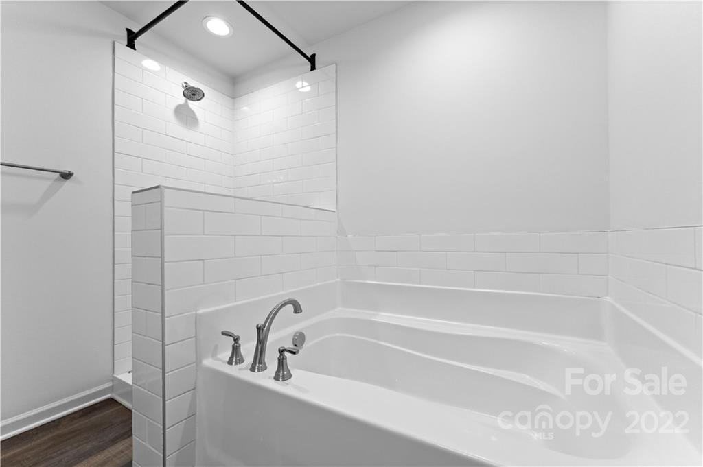 808 McDonald Road Charlotte, NC 28214 - Photo 26 of 30 a bathroom with a bathtub