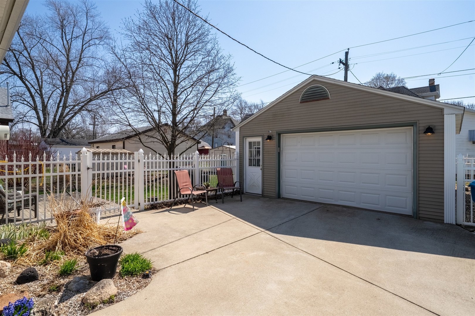 616 East Madison Street Pontiac, IL 61764 - Photo 26 of 37 a front view of a house with a garage