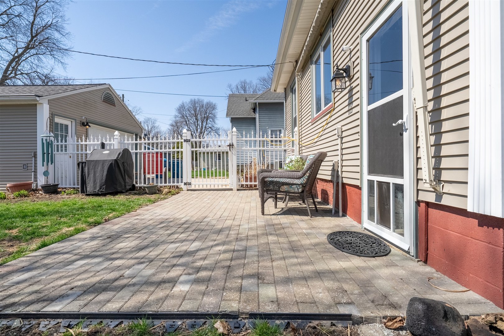 616 East Madison Street Pontiac, IL 61764 - Photo 27 of 37 a view of a patio with table and chairs with wooden fence