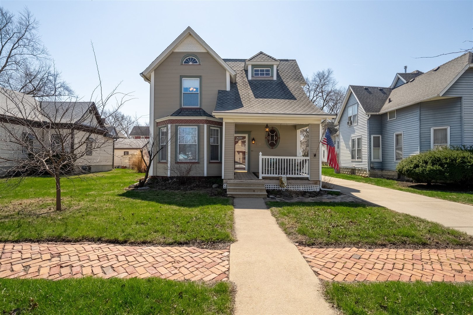 616 East Madison Street Pontiac, IL 61764 - Photo 35 of 37 a front view of a house with a garden