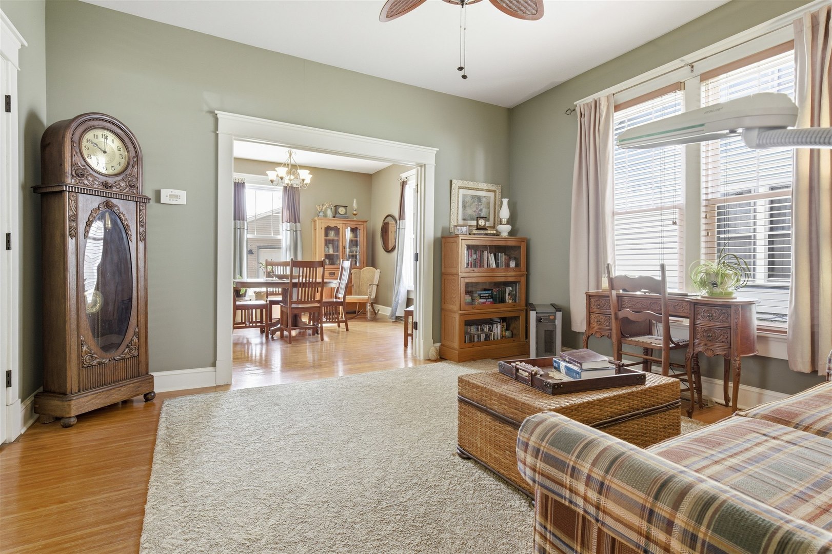 616 East Madison Street Pontiac, IL 61764 - Photo 6 of 37 a living room with furniture and a large window