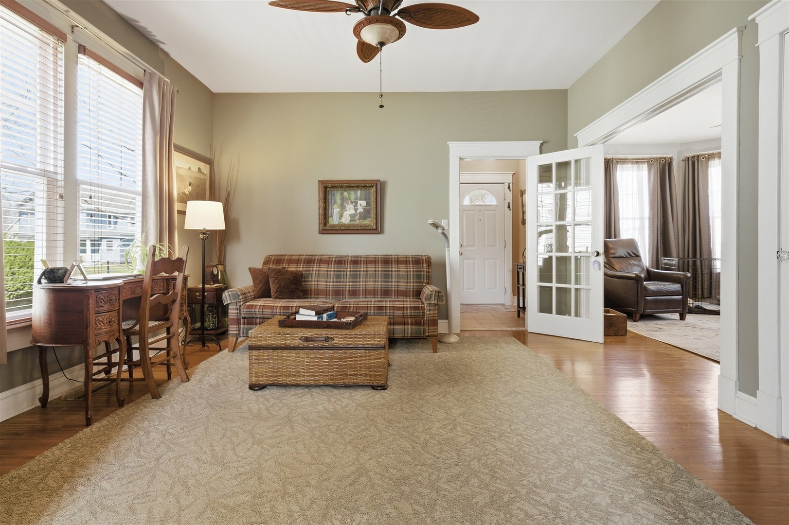 616 East Madison Street Pontiac, IL 61764 - Photo 7 of 37 a living room with furniture and a table