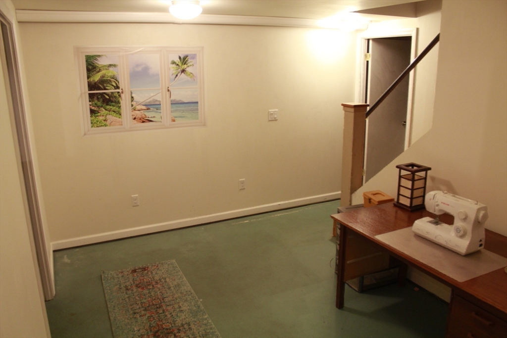 75 State Street Amherst, MA 01002 - Photo 33 of 39 a room with table and chair