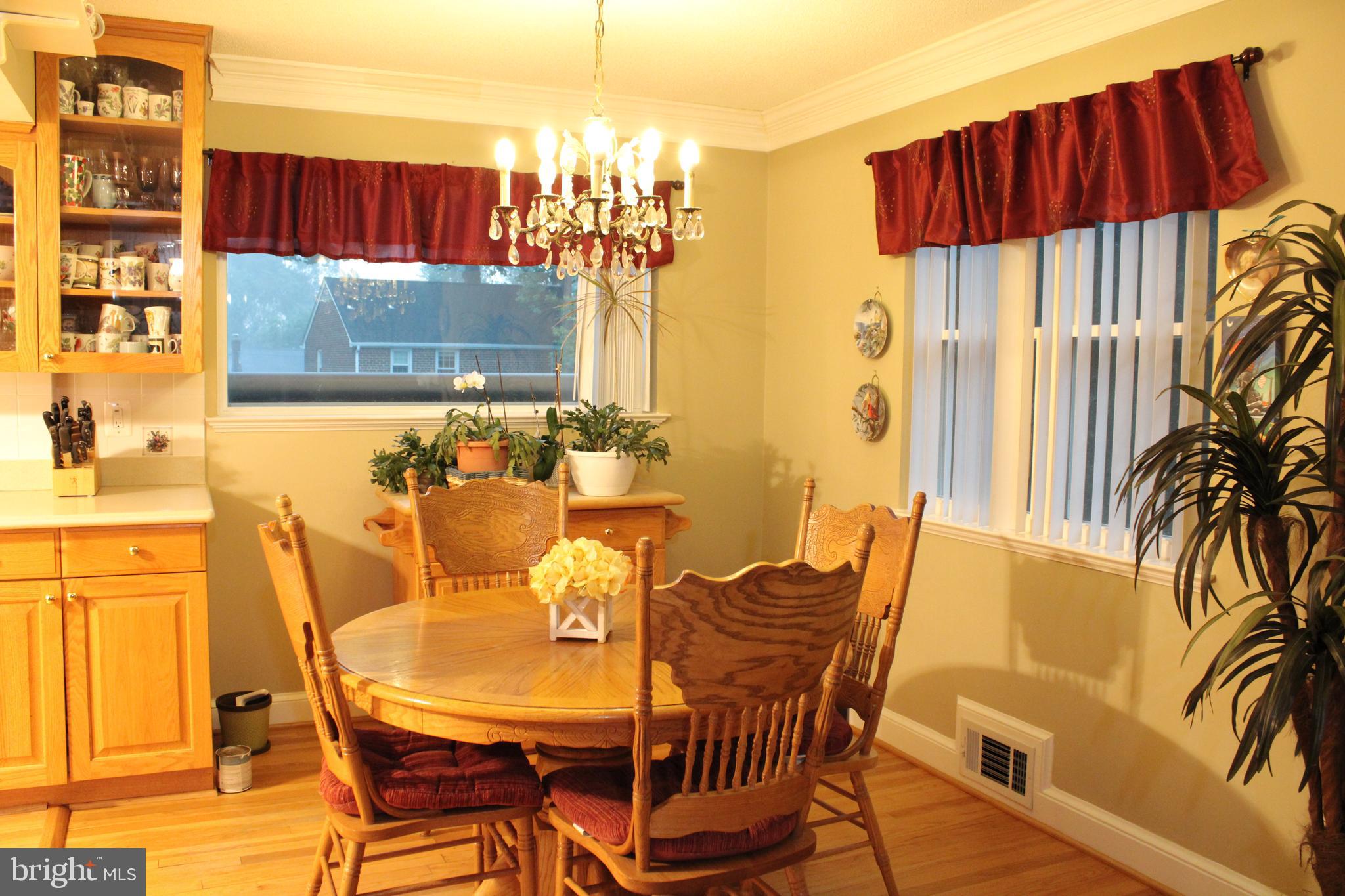 6524 Little Falls Road Arlington, VA 22213 - Photo 6 of 22 Dining room