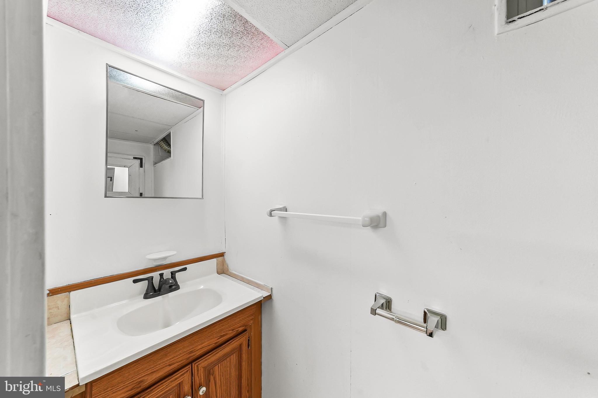 129 Alverstone Road Clifton Heights, PA 19018 - Photo 18 of 19 Powder room in Lower Level