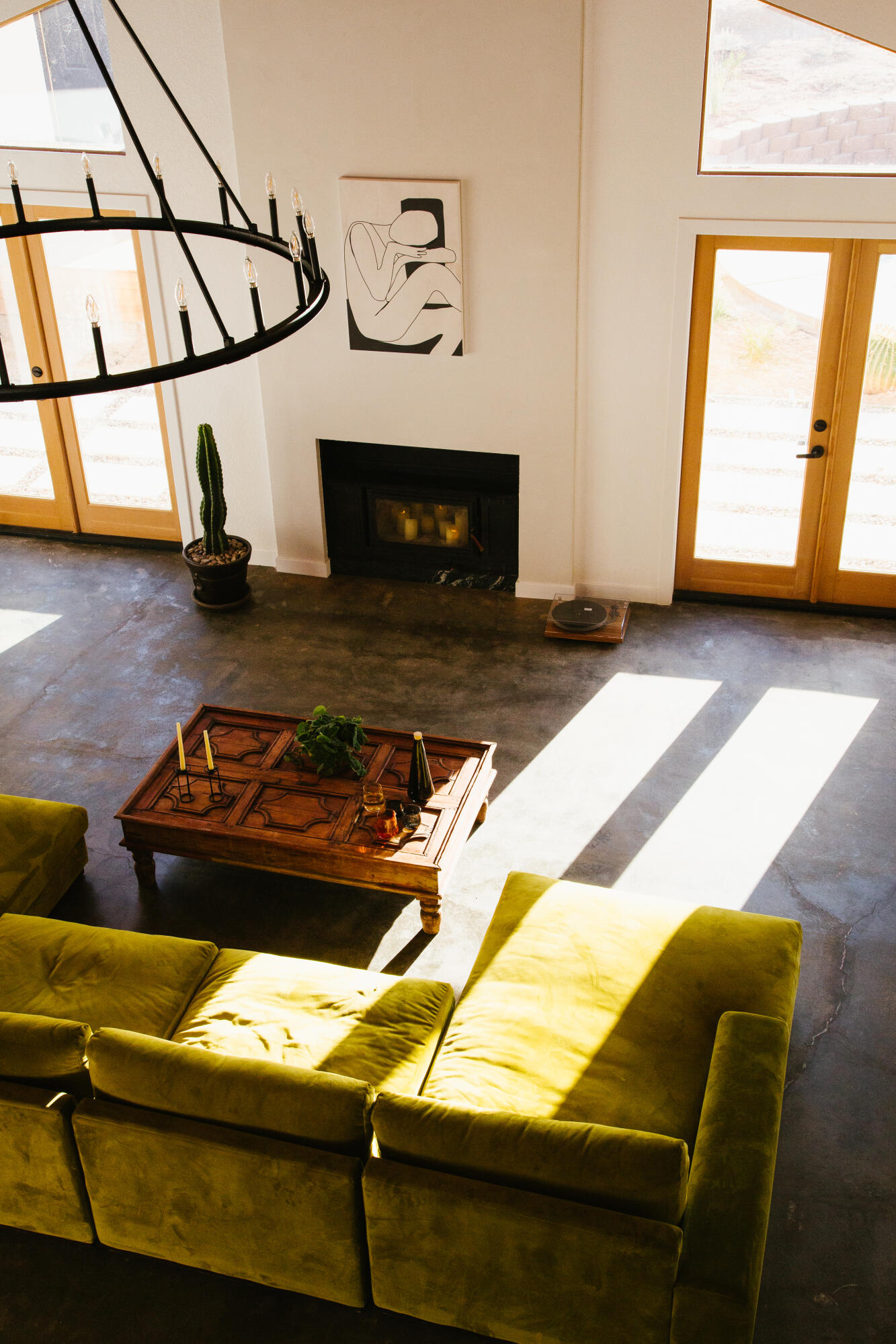 382 Cherokee Trail Yucca Valley, CA 92284 - Photo 11 of 66 a living room with furniture