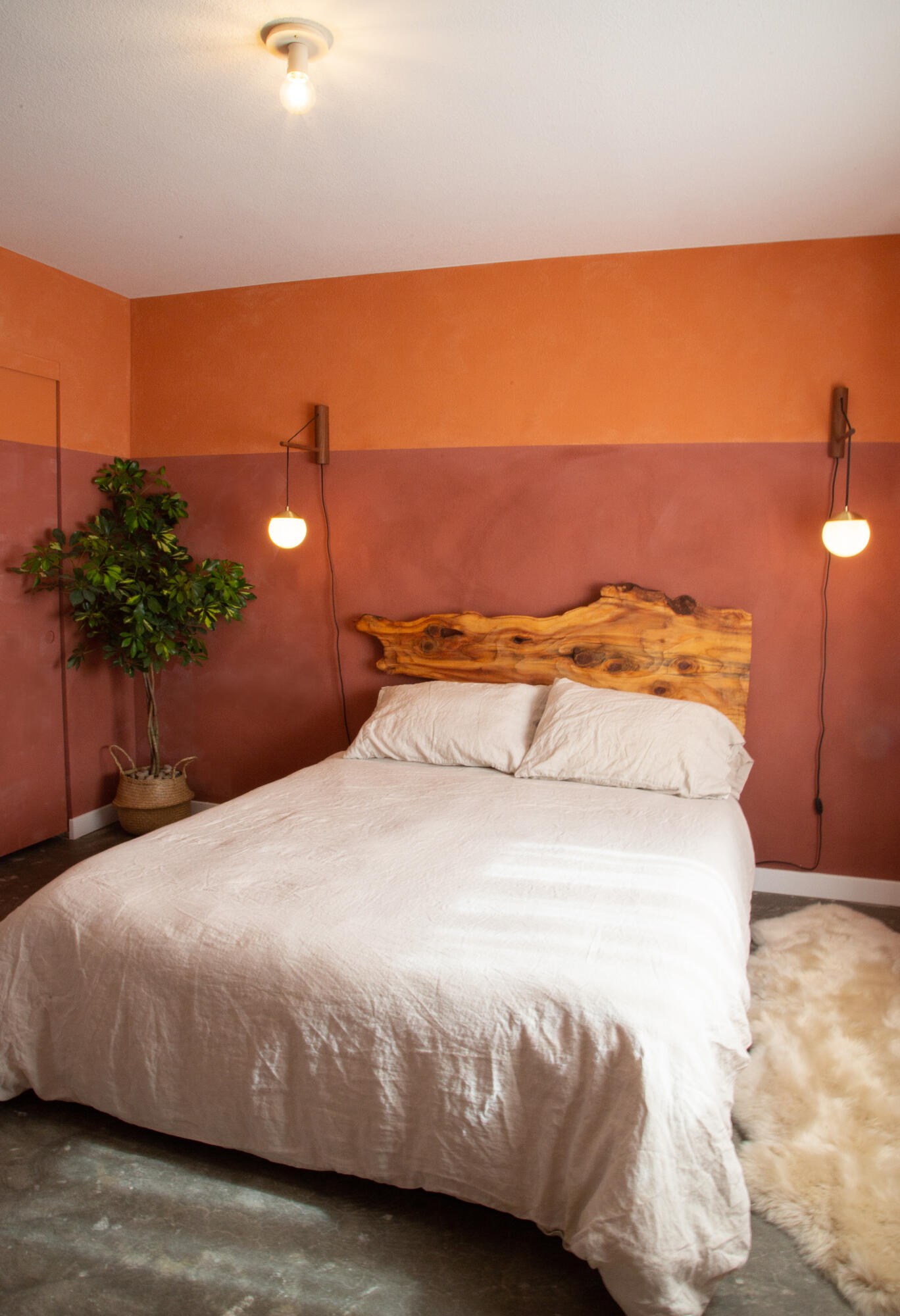 382 Cherokee Trail Yucca Valley, CA 92284 - Photo 25 of 66 a spacious bedroom with a bed and a potted plant