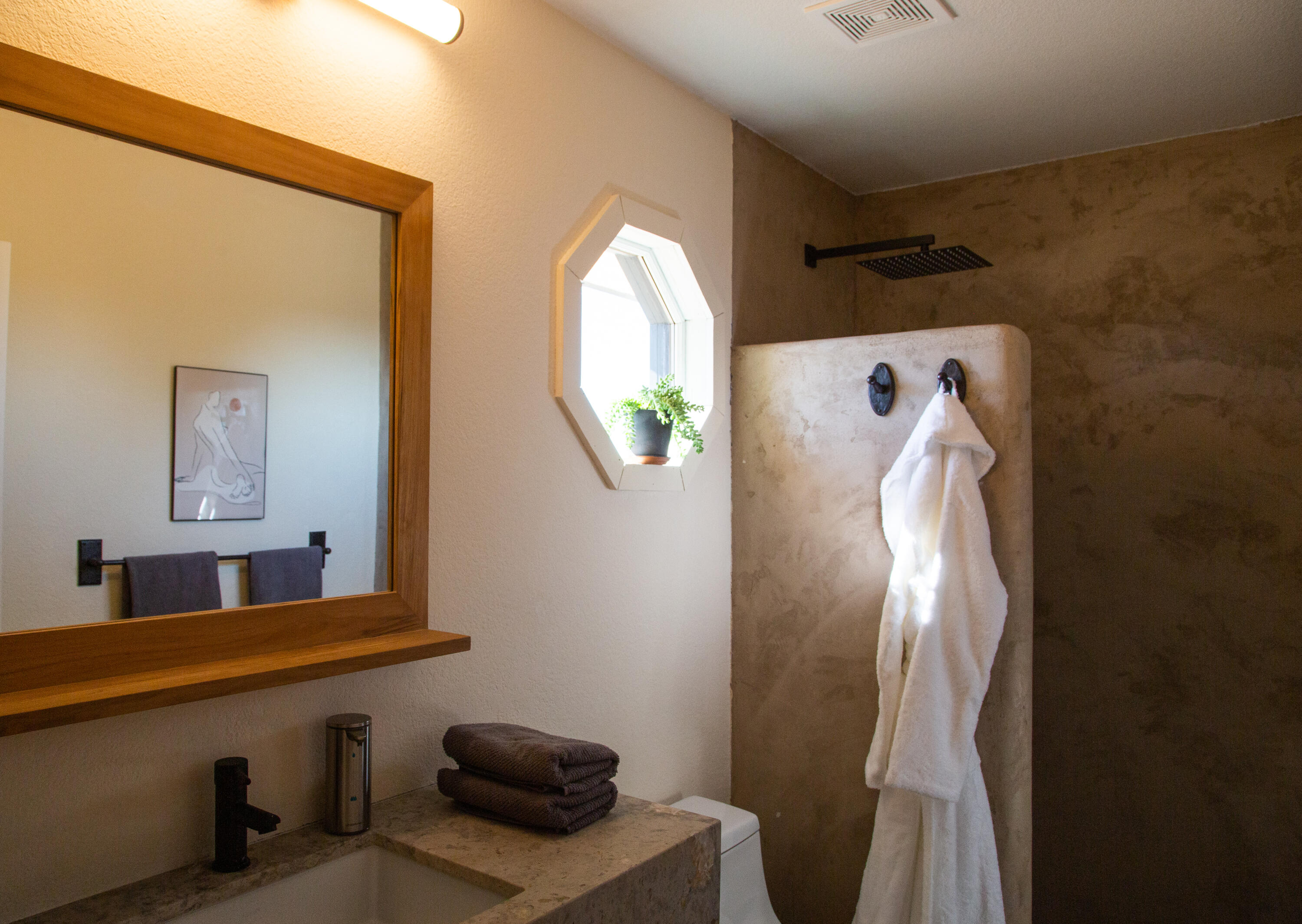 382 Cherokee Trail Yucca Valley, CA 92284 - Photo 27 of 66 a bathroom with a sink and mirror with bathtub