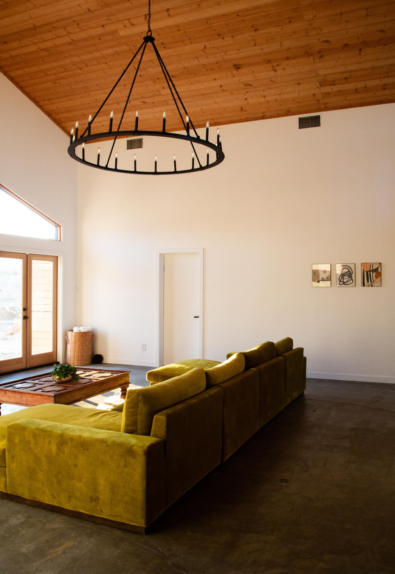 382 Cherokee Trail Yucca Valley, CA 92284 - Photo 10 of 66 a living room with couch and a dining table