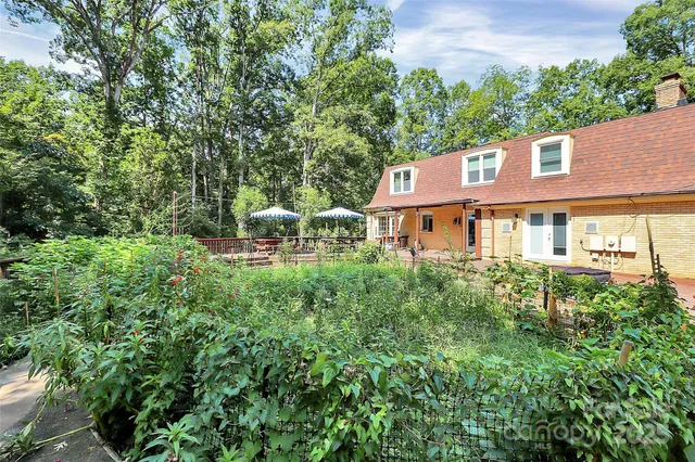 a view of a yard in front of house