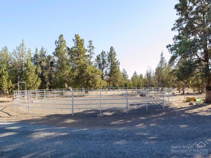 65325 Tweed Road Bend, OR 97703 - Photo 22 of 25 Round horse pen and horse run.