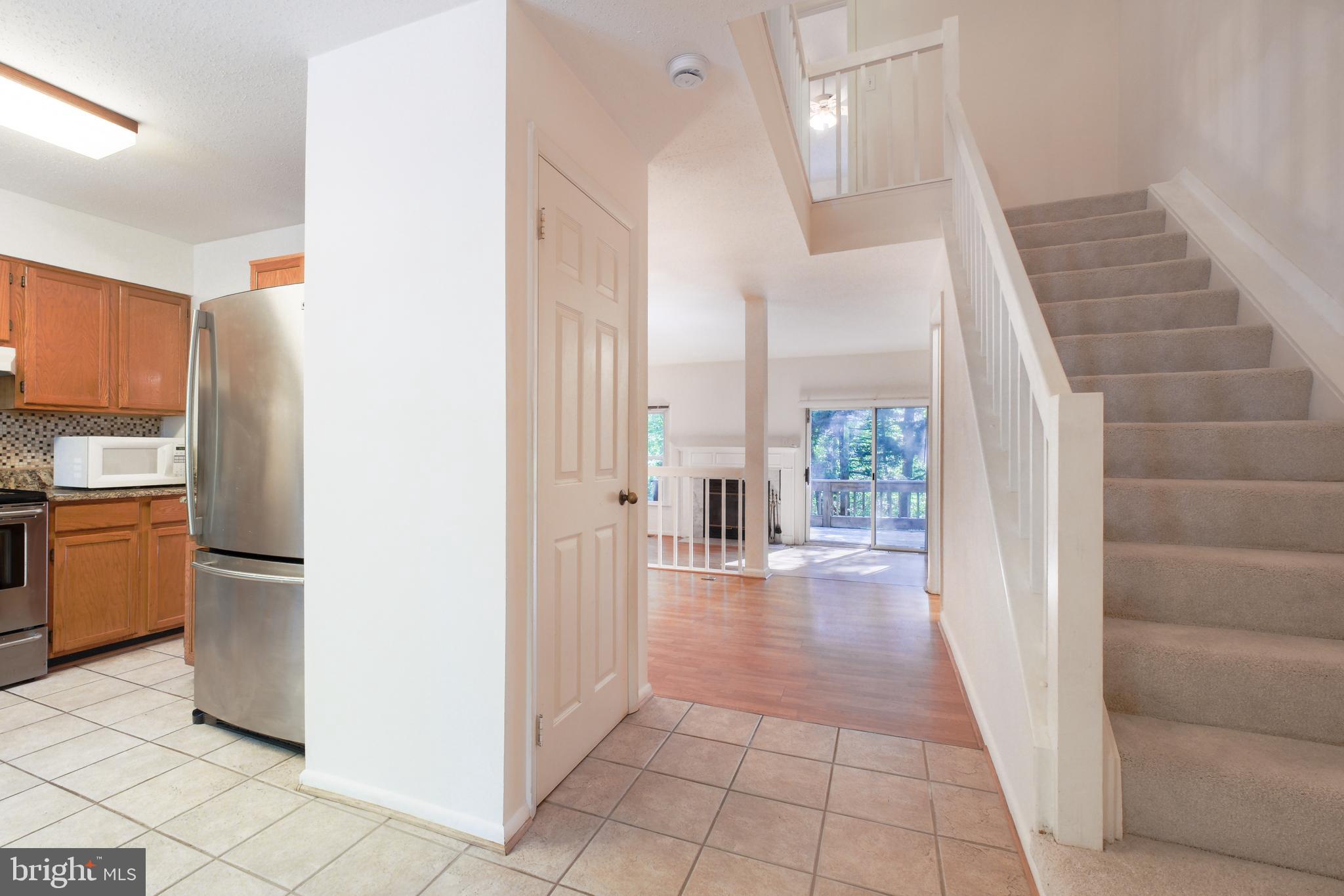 1655 Oak Spring Way Reston, VA 20190 - Photo 4 of 52 Foyer