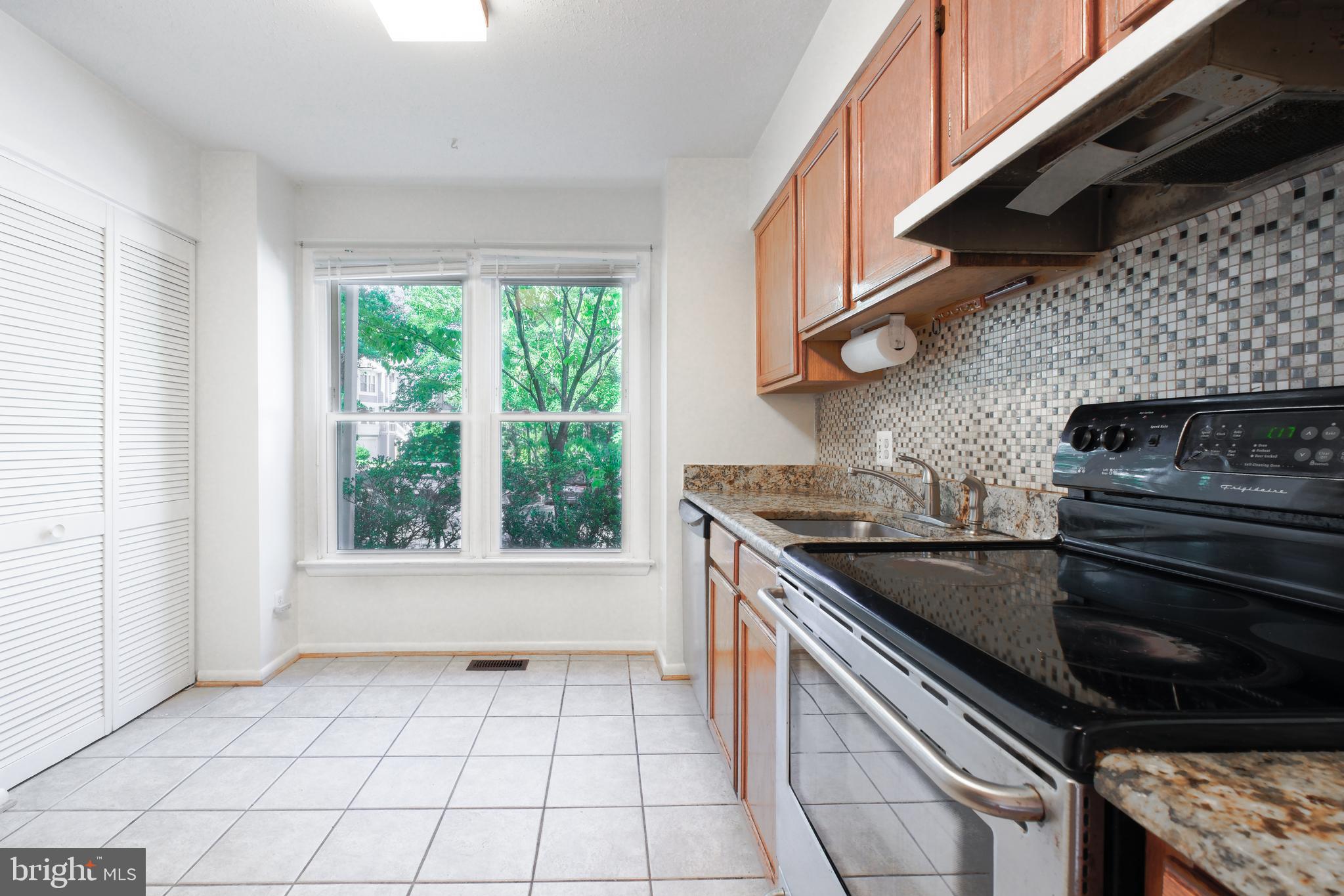 1655 Oak Spring Way Reston, VA 20190 - Photo 5 of 52 Kitchen