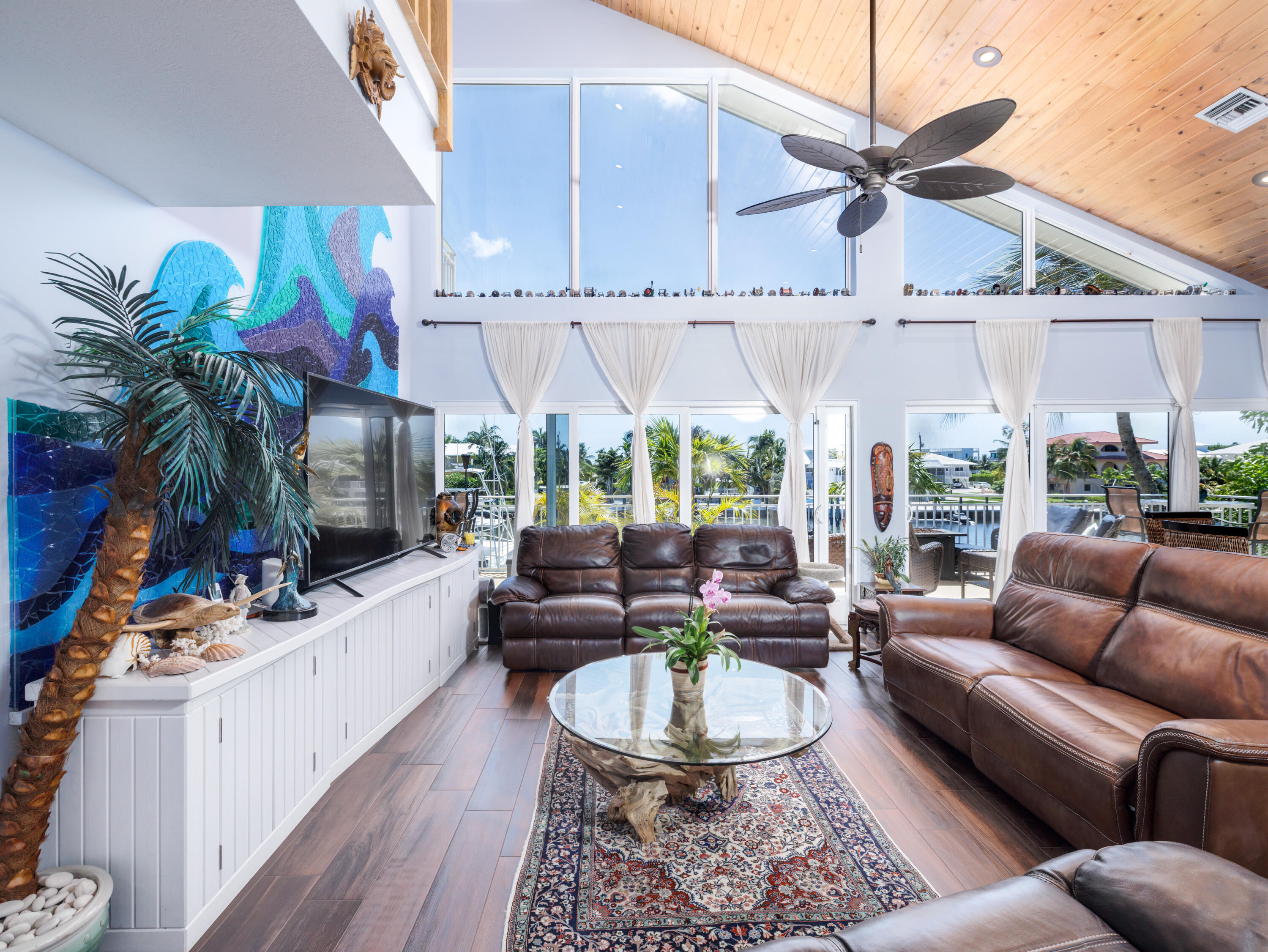 14 Ave F Marathon, FL 33050 - Photo 48 of 69 Living room view