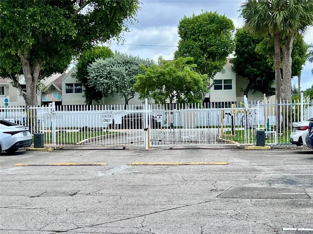 $189,000 | 17530 Northwest 68th Avenue, Unit C4008, Hialeah, FL 33015