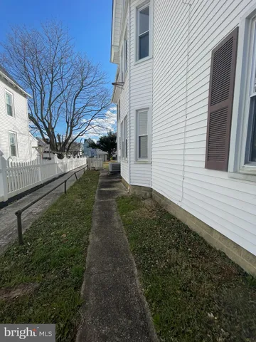 a view of a backyard with pathway