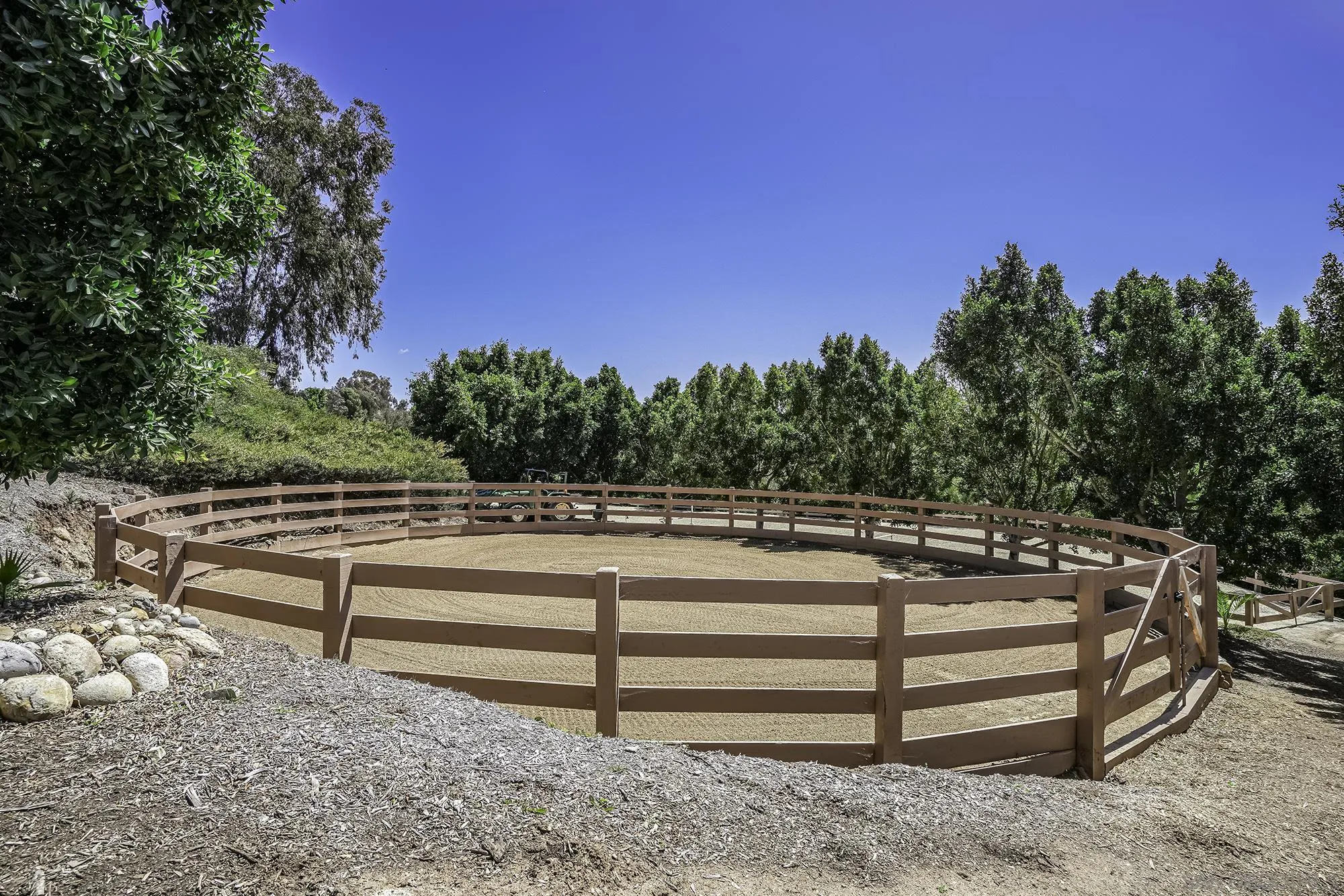 5305 La Crescenta Road Rancho Santa Fe, CA 92067 - Photo 21 of 64 All top equestrian facilities include a round pen..