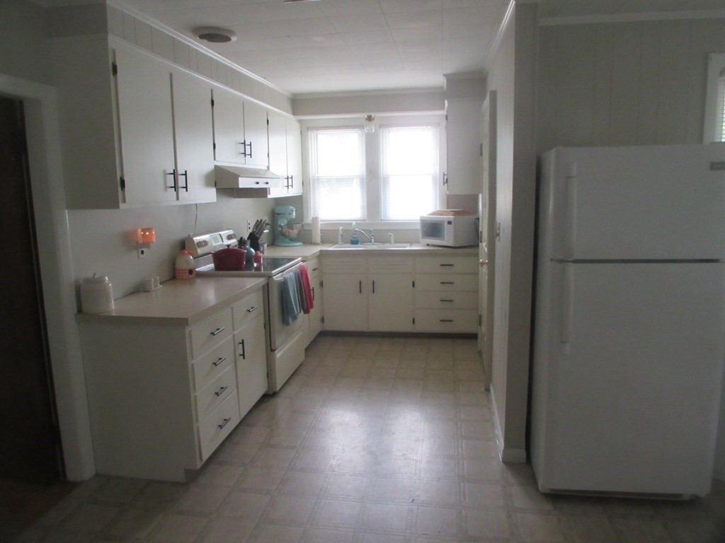 264 Old Fall River Road Swansea, MA 02777 - Photo 13 of 40 Gallery Image 13