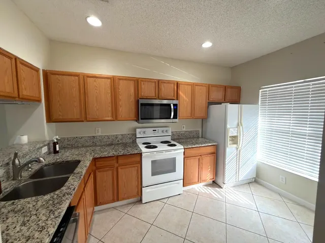 $2,100 | 5048 Palmbrooke Circle, West Palm Beach, FL 33417