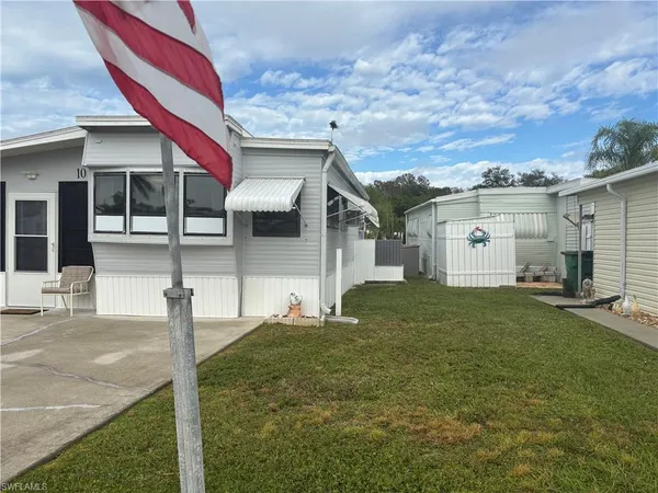 a view of a house with a backyard